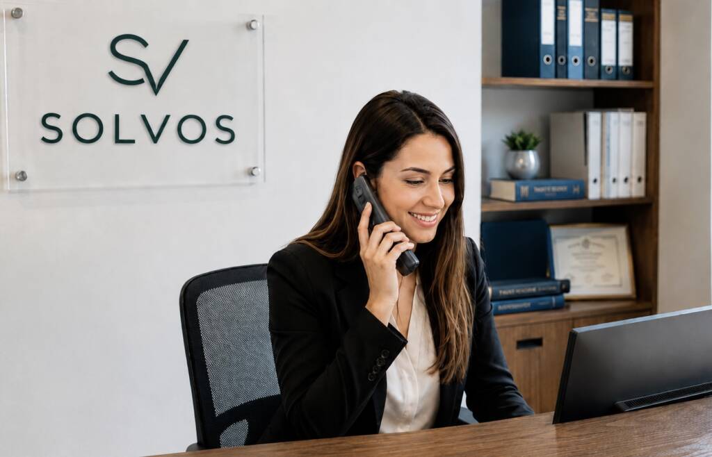 Consulente Solvos parla al telefono con una persona che richiede una prima analisi del pignoramento immobiliare.