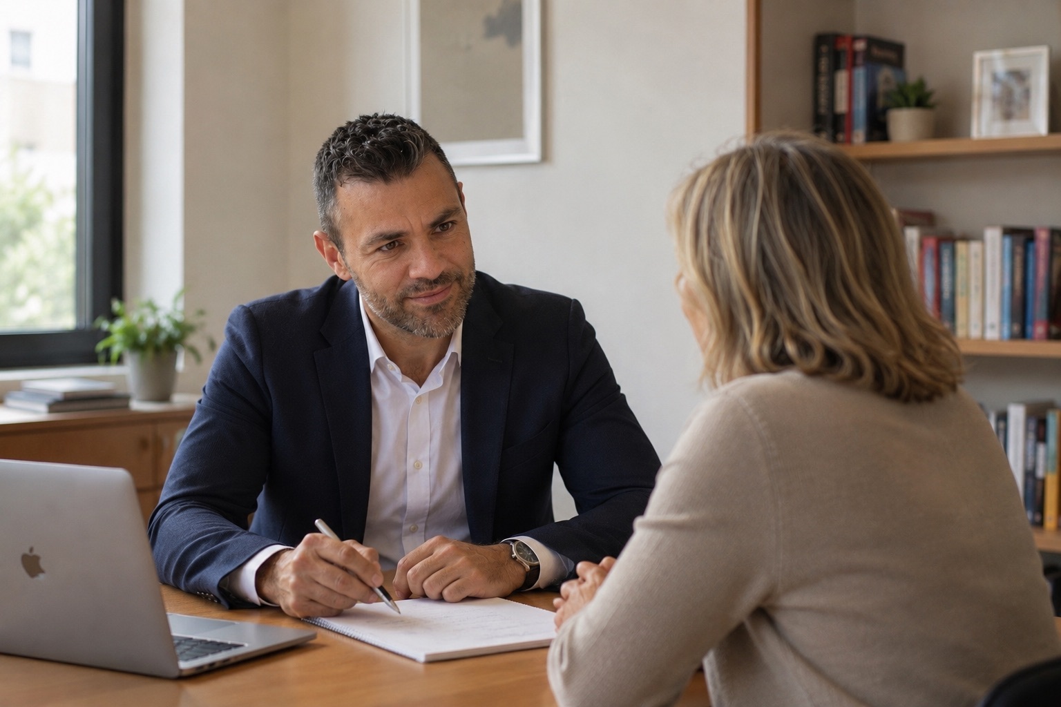 Consulente parla con una cliente per analizzare le possibili soluzioni a un pignoramento immobiliare